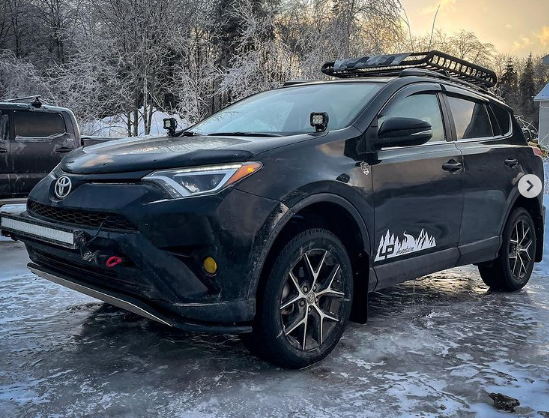 lifted 4th gen rav4 with other accessories in winter