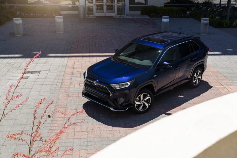 How to Choose a Roof Rack for Your 2023 Toyota RAV4